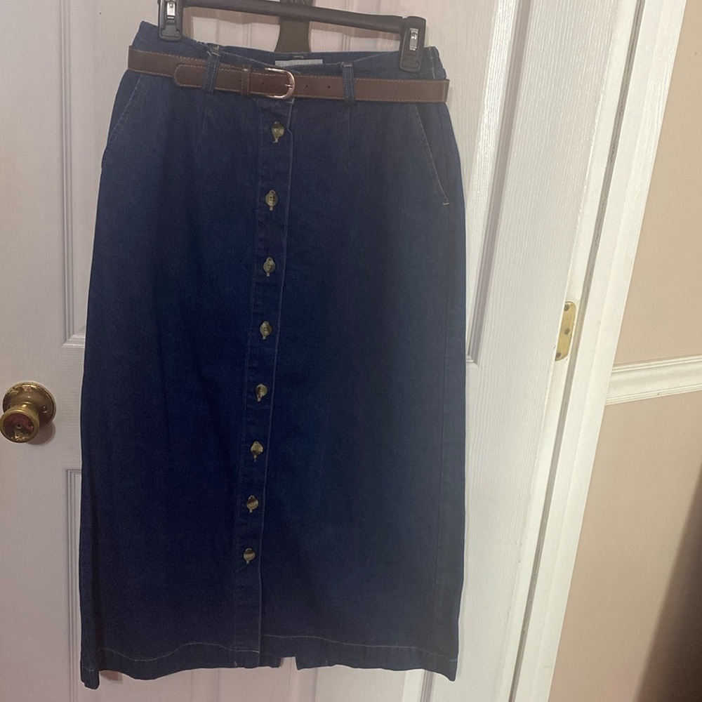 Cabin Creek ladies denim belted skirt with pockets; size: 8